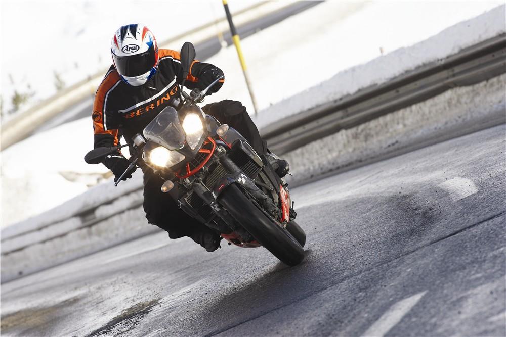 how to ride a motorcycle in snow